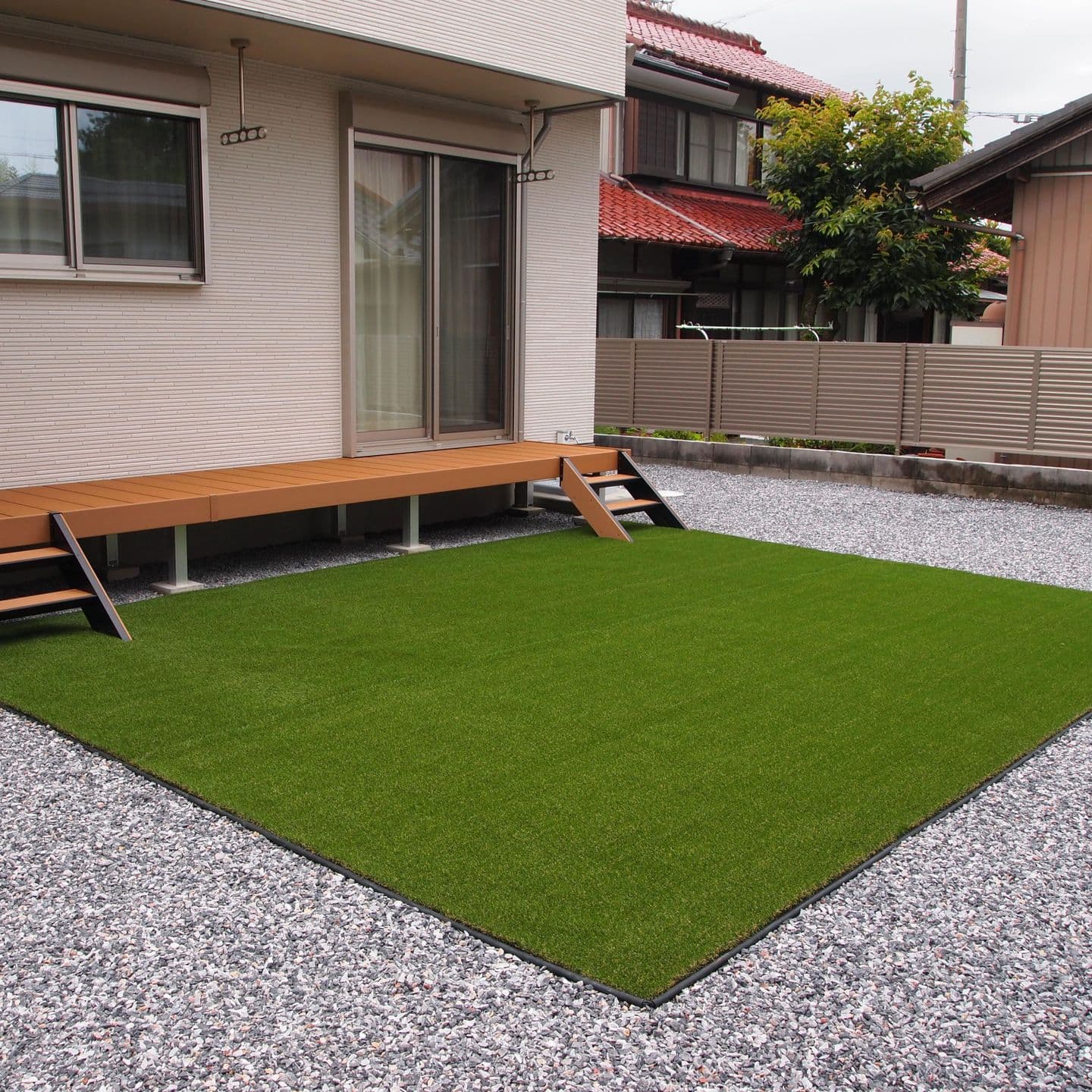 人工芝の庭