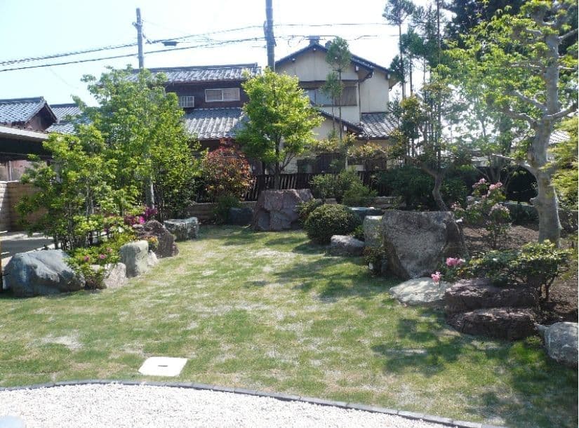 石組みの芝庭