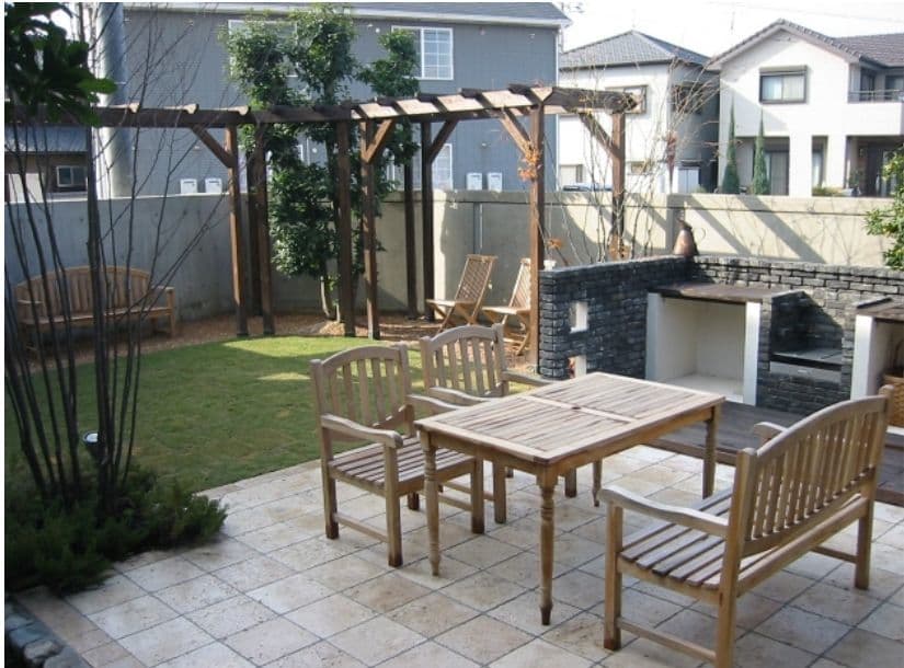 バーべキュー炉のあるテラスガーデン
