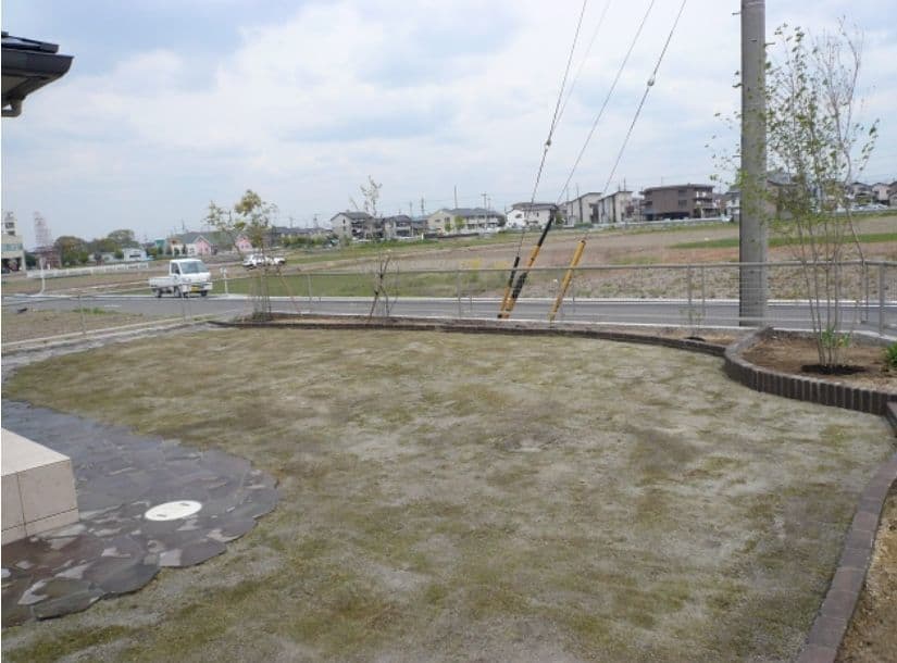 アプローチと花壇と芝庭