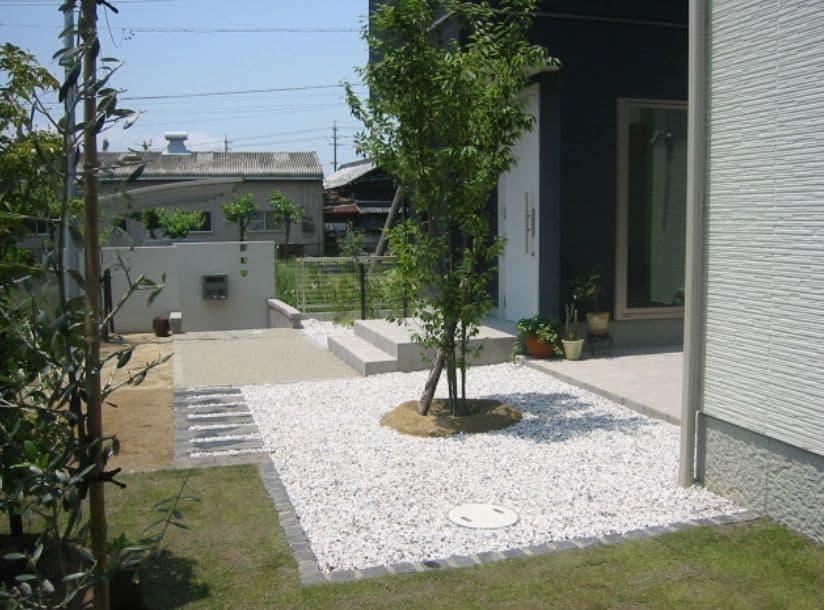 芝庭とアプローチ