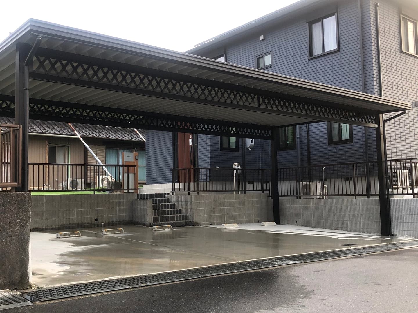 折半カーポートのある駐車場