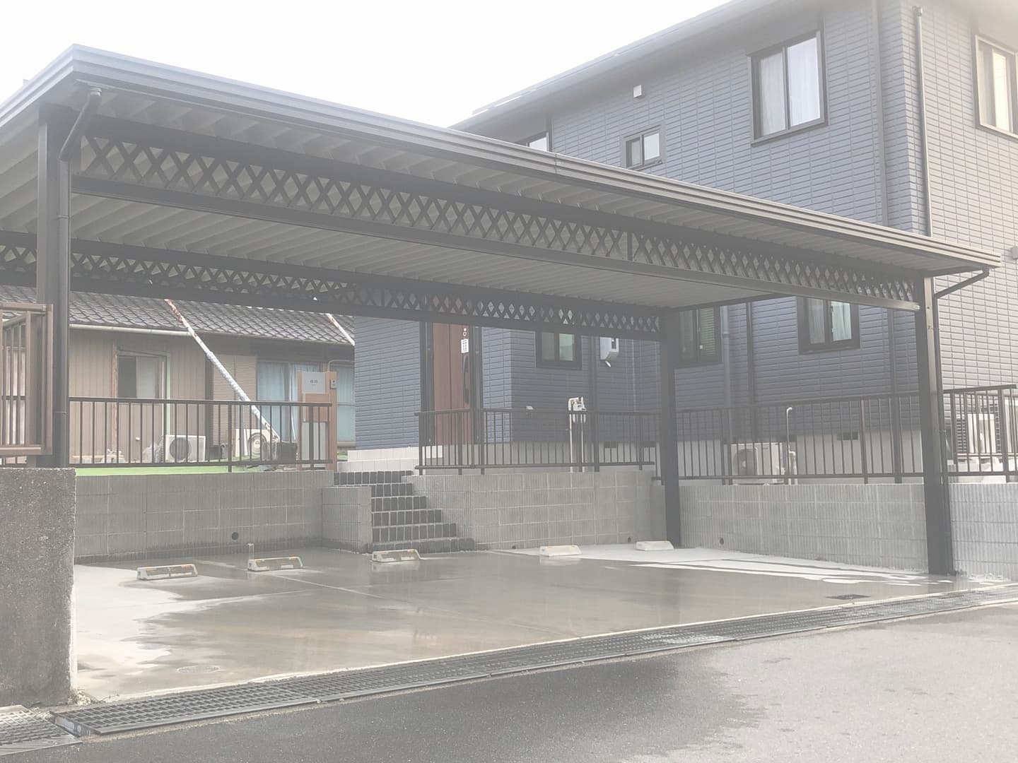 折半カーポートのある駐車場