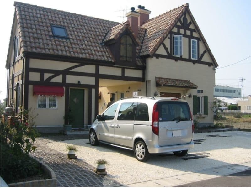 石畳アプローチと駐車場