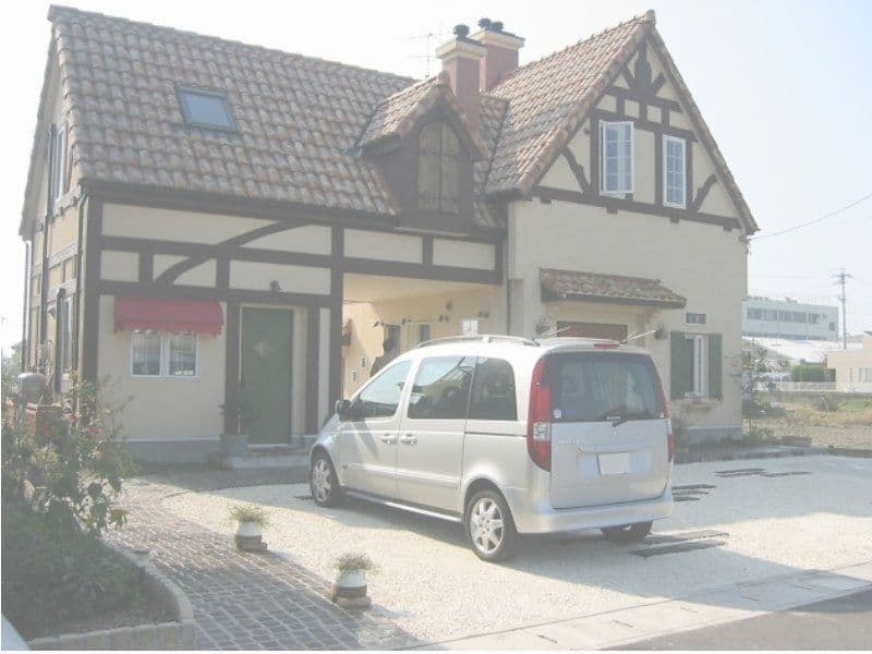 石畳アプローチと駐車場