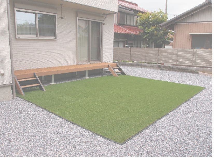 人工芝と樹脂デッキのある庭