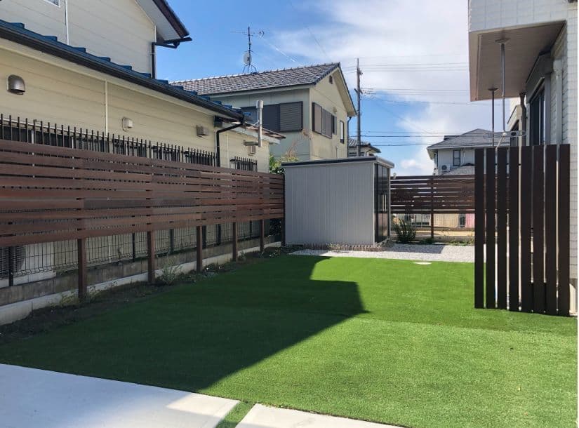 人工芝と目隠しウリンフェンス