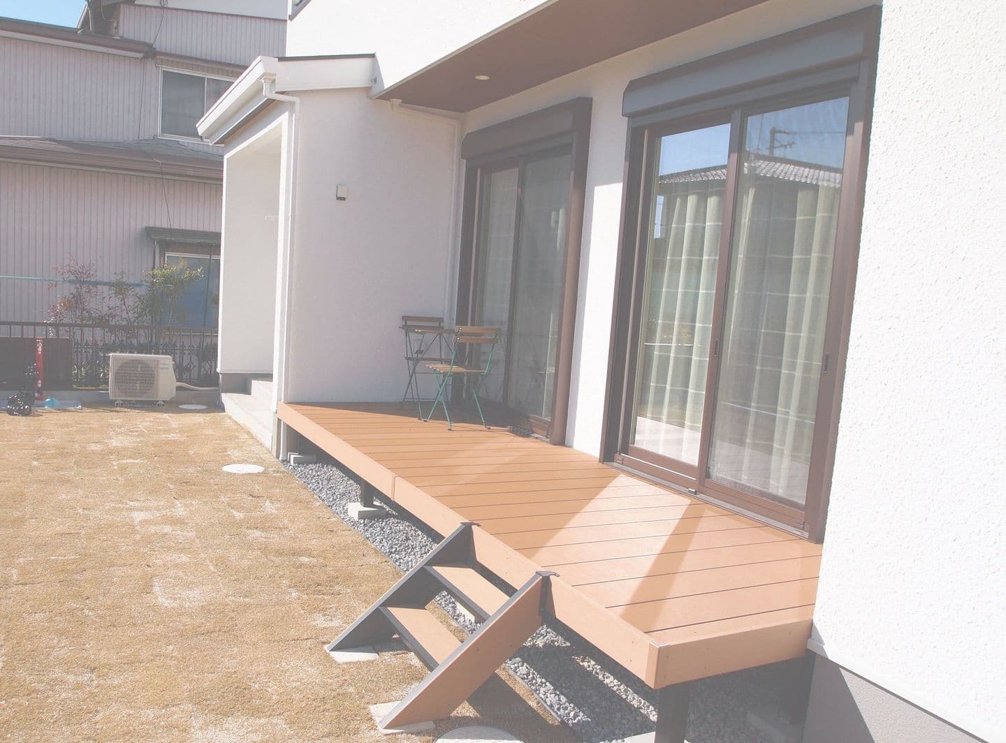 樹脂製デッキと芝庭