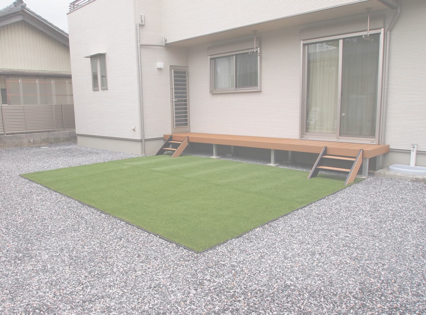 樹脂製デッキと人工芝