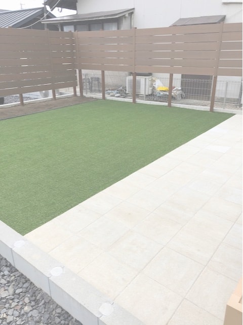 人工芝と目隠しフェンスのあるテラス