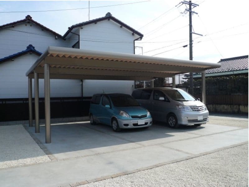 折半カーポートのある駐車場