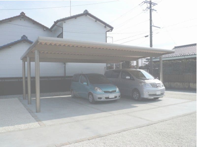 折半カーポートのある駐車場